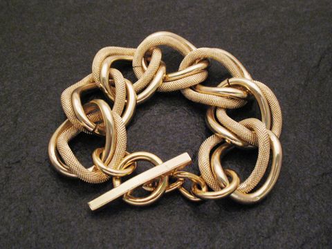 Goldfarbenes City-Armband von Juwelier Harnisch, 21 cm lang und 30x5 mm breit, bestehend aus eleganten, verknüpften Gliedern und einem praktischen schlichten Verschluss.
