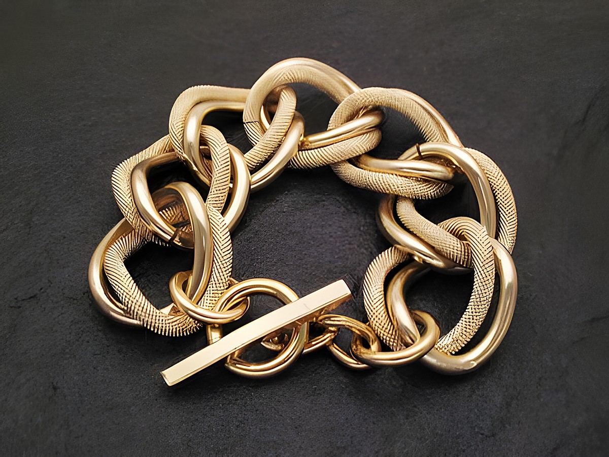 Goldfarbenes City-Armband von Juwelier Harnisch, 21 cm lang und 30x5 mm breit, bestehend aus eleganten, verknüpften Gliedern und einem praktischen schlichten Verschluss.