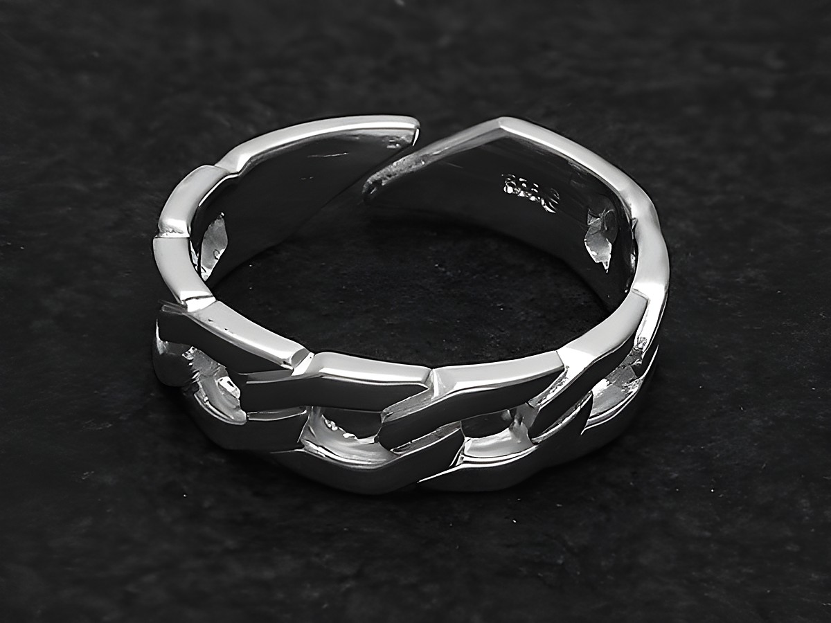 Silberring Panzerketten Größe wenig verstellbar von Juwelier Harnisch ohne Stein, glänzende Oberfläche und markantes Design, ideal für jeden Anlass.
