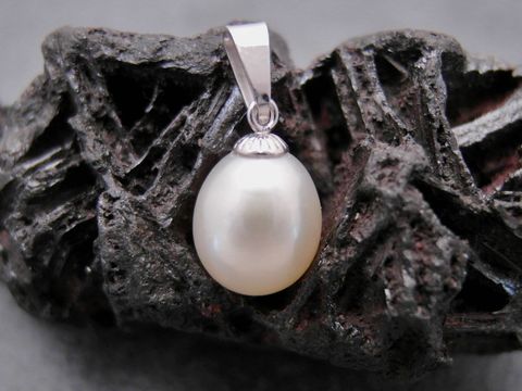 Silber Anhänger mit Perlentropfen aus Süßwasser-Zuchtperle in weiß, verführerisch, Hersteller: Juwelier Harnisch, elegant und zeitlos, ideal für besondere Anlässe.