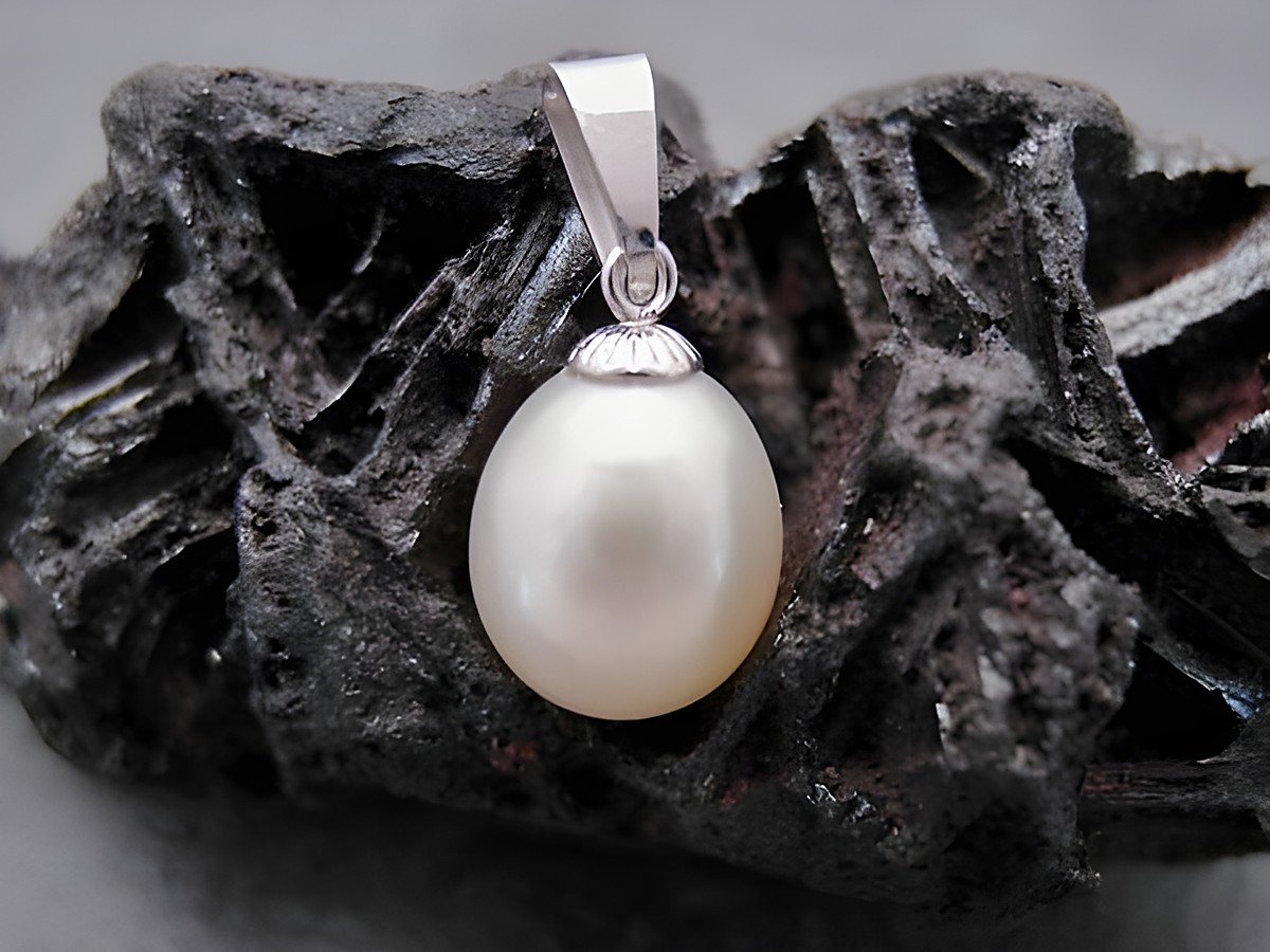 Silber Anhänger mit Perlentropfen aus Süßwasser-Zuchtperle in weiß, verführerisch, Hersteller: Juwelier Harnisch, elegant und zeitlos, ideal für besondere Anlässe. – Ansicht 2