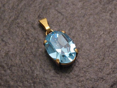 Blauer Strass Anhänger im ovalen Design, glänzend und elegant, ideal für einen sexy City Look, hergestellt von Juwelier Harnisch, geeignet für weitere Formen und Kombinationen.