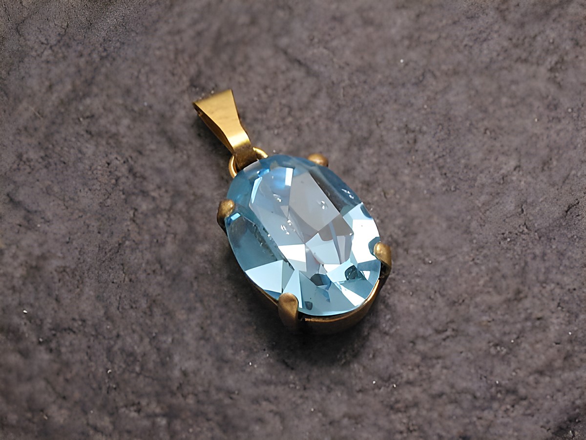 Blauer Strass Anhänger im ovalen Design, glänzend und elegant, ideal für einen sexy City Look, hergestellt von Juwelier Harnisch, geeignet für weitere Formen und Kombinationen.
