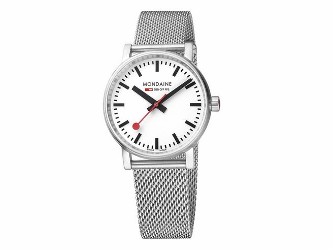 Mondaine SBB Evo2 35 mm Armbanduhr mit Saphire Crystal, glänzendem Edelstahlgehäuse und milanese Mesh-Armband, weißes Ziffernblatt mit roten Akzenten, unisex Design.