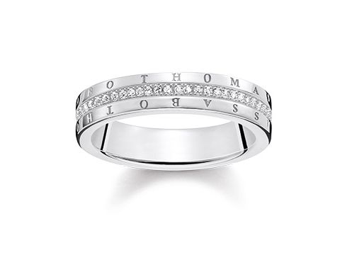 Der Thomas Sabo Ring D_TR0026-725-14-56 in Classic Weiß, Größe 56, zeigt ein elegantes Design mit funkelnden Zirkonia und einer Gravur des Markennamens.