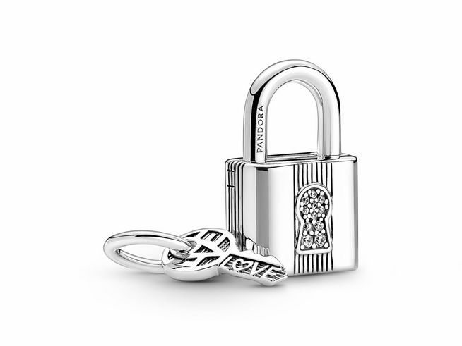 Ein silberner Pandora Anhänger in Form eines Vorhängeschlosses mit einem Schlüssel, verziert mit Zirkonia, beweglich und ohne Kette, ideal für charm Anhänger.