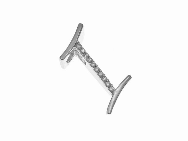 Anhänger aus poliertem Sterling Silber in Form des Buchstabens I, verziert mit Zirkonia, Hersteller Juwelier Harnisch. Elegant und modern gestaltet.