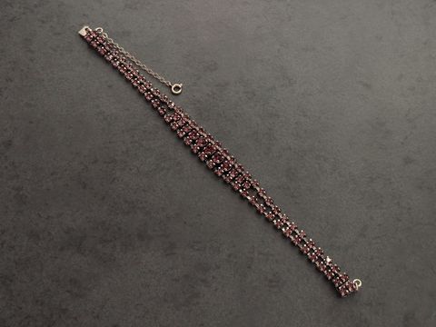 Strass Armband in Fuchsia mit goldfarbener Fassung, 19,5 cm lang, edel und funkelnd, Hersteller Juwelier Harnisch, ideal für stilvolle Akzente.