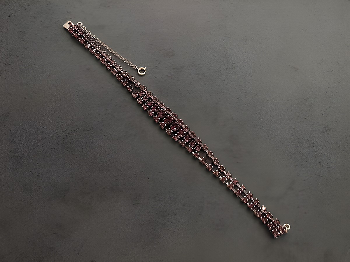 Strass Armband in Fuchsia mit goldfarbener Fassung, 19,5 cm lang, edel und funkelnd, Hersteller Juwelier Harnisch, ideal für stilvolle Akzente. – Ansicht 2