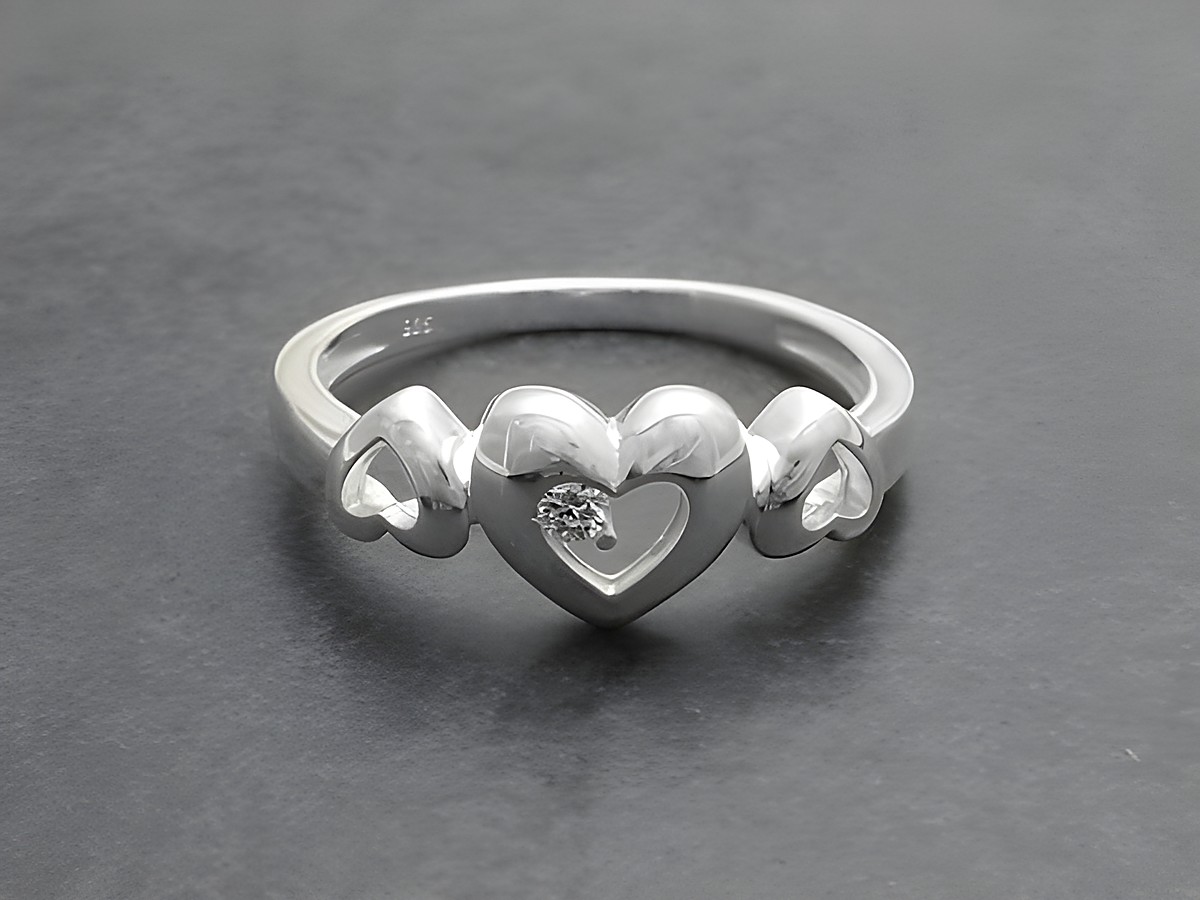 Ring in Silber mit drei Herzen und Zirkonia, Größe 48, Hersteller Juwelier Harnisch, elegant und zeitlos, ideal für besondere Anlässe oder als Geschenk.