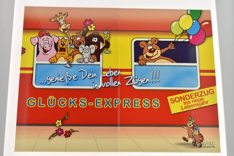 Bunte Geburtstagskarte mit fröhlichen cartoonhaften Tieren im Glücks-Express, die Ballons halten. Der Text ermutigt, das Leben in vollen Zügen zu genießen und feiert den neuen Lebensjahr.
