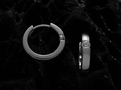 Creolen 1,5 cm aus Sterling Silber, dezent und poliert, mit Zirkonia. Hersteller: Juwelier Harnisch, bis 15 mm. Elegantes Design für stilvolle Akzente im Schmuck.
