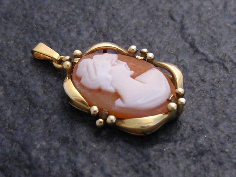 Gold Anhänger feminin Gemme Gold 585, Hersteller Juwelier Harnisch, feine Verarbeitung mit detaillierter Darstellung, elegantes Schmuckstück für besondere Anlässe.