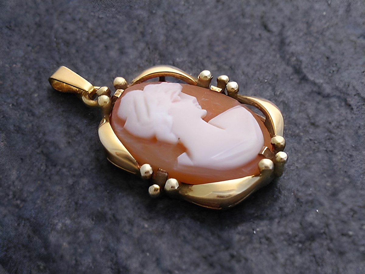 Gold Anhänger feminin Gemme Gold 585, Hersteller Juwelier Harnisch, feine Verarbeitung mit detaillierter Darstellung, elegantes Schmuckstück für besondere Anlässe.
