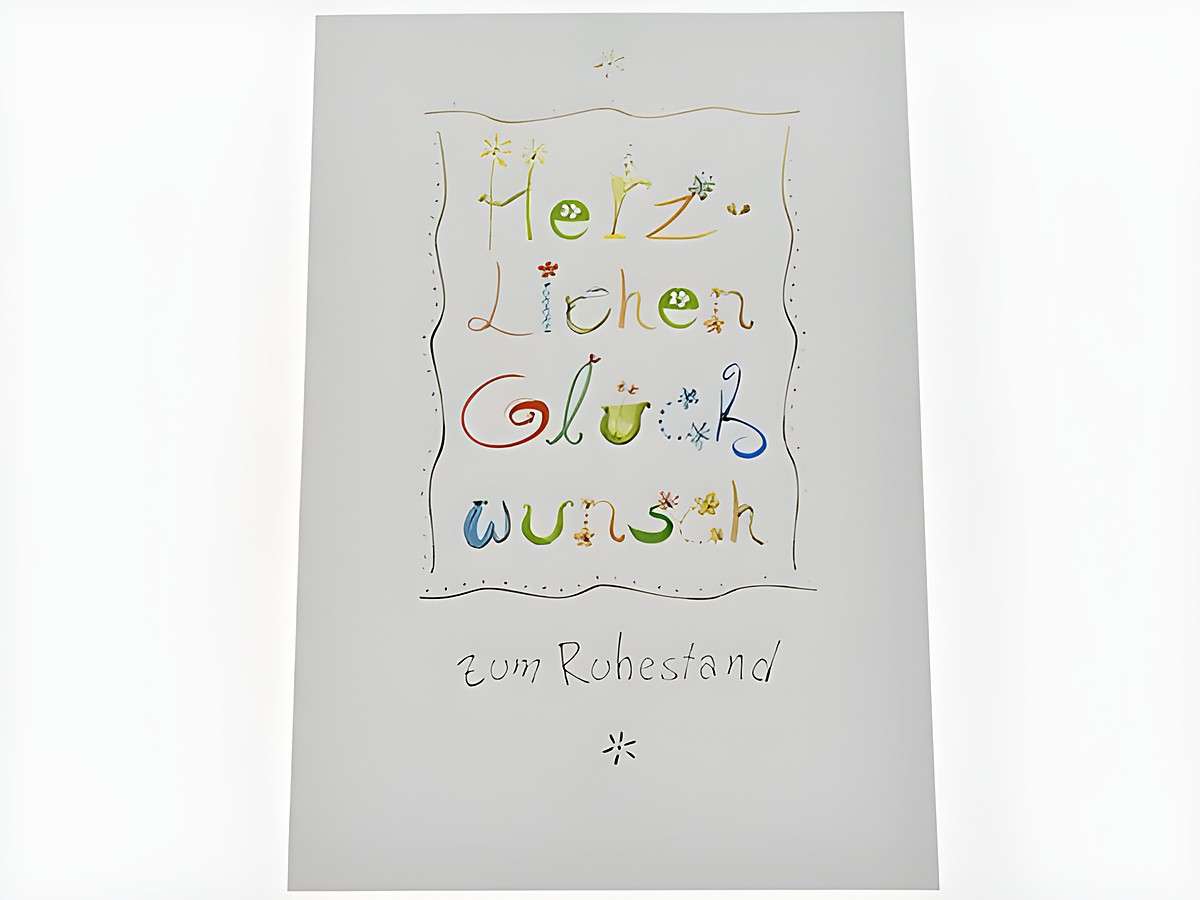 Glückwunschkarte zum Ruhestand mit bunten, verspielten Buchstaben und floralem Design, umgeben von zarten Blüten und Schmetterlingen, Hersteller Juwelier Harnisch.