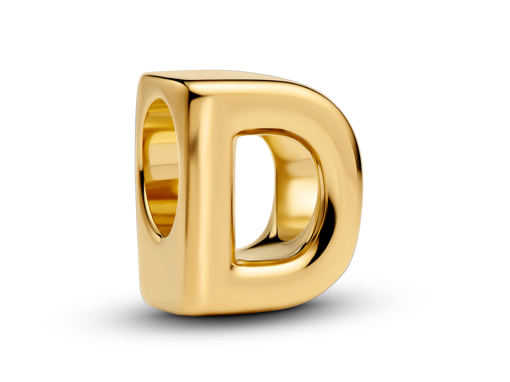 Das Bild zeigt einen Buchstaben D aus gelbgold vergoldetem Material, glänzend und modern gestaltet, ideal für individuelle Schmuckstücke von Pandora.