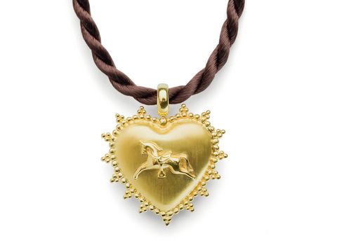 Royal Signs Collier Herz Pferd vergoldet - ALRAUNE - mit plastischer Darstellung eines Pferdes auf goldenem Herz, umgeben von einer ausgefallenen Kante, an einem geflochtenen braunen Band.