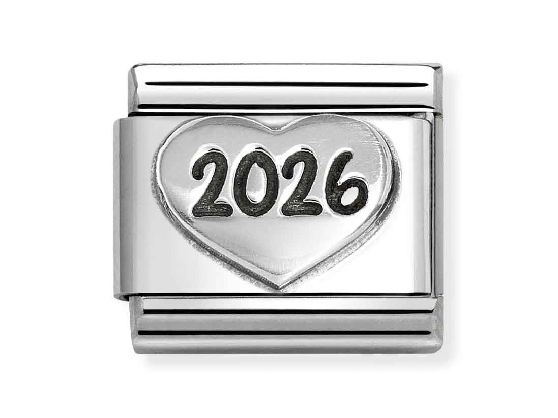 Classic Sterling Silber charm mit dem aufwändig gestalteten Herz und der Jahreszahl 2026, gefertigt von Pandora, Neuheiten in hochwertiger Verarbeitung.