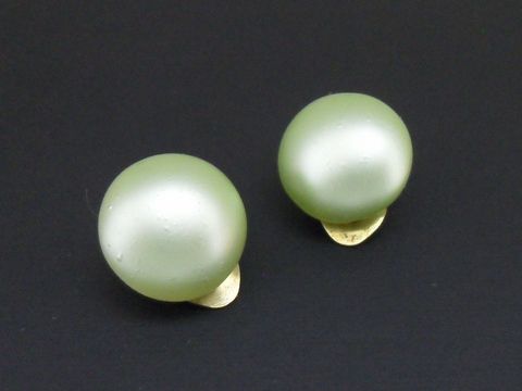 71706-0 Ohrclip in hellgrün mit zeitlosem Design und goldfarbener Fassung, ausgestattet mit seidenmatten, synthetischen Zuchtperlen, hergestellt von Juwelier Harnisch.