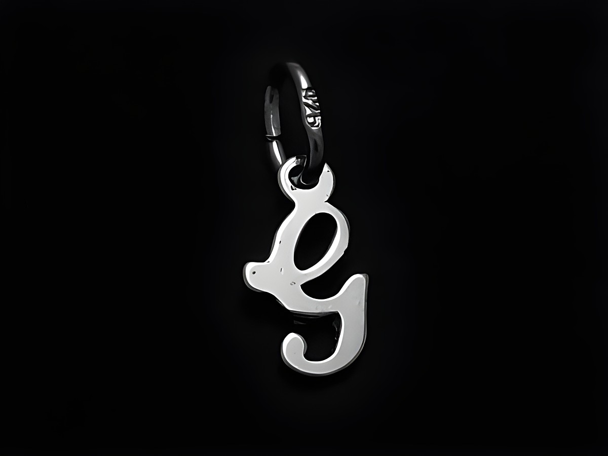 G925 Silber Buchstaben Anhänger in Schreibschrift, Hersteller Juwelier Harnisch, Buchstabe G, glänzende Oberfläche, ideal zum Tragen an einer Kette oder als Teil eines Schmucksets.