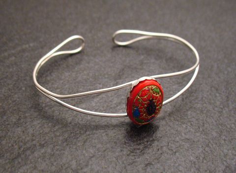 Ein eleganter Armreifen aus Sterling Silber mit einem 17 cm Cabochon in roten und bunten Designs, hergestellt von Juwelier Harnisch, ideal für stilvolle Akzente.