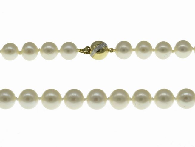 Perlenkette aus Süßwasser-Zuchtperlen in Weiß, 9,5-10 mm Durchmesser, 46 cm lang, mit klassischem Bicolor-Verschluss aus 585er Gold, Hersteller Juwelier Harnisch.