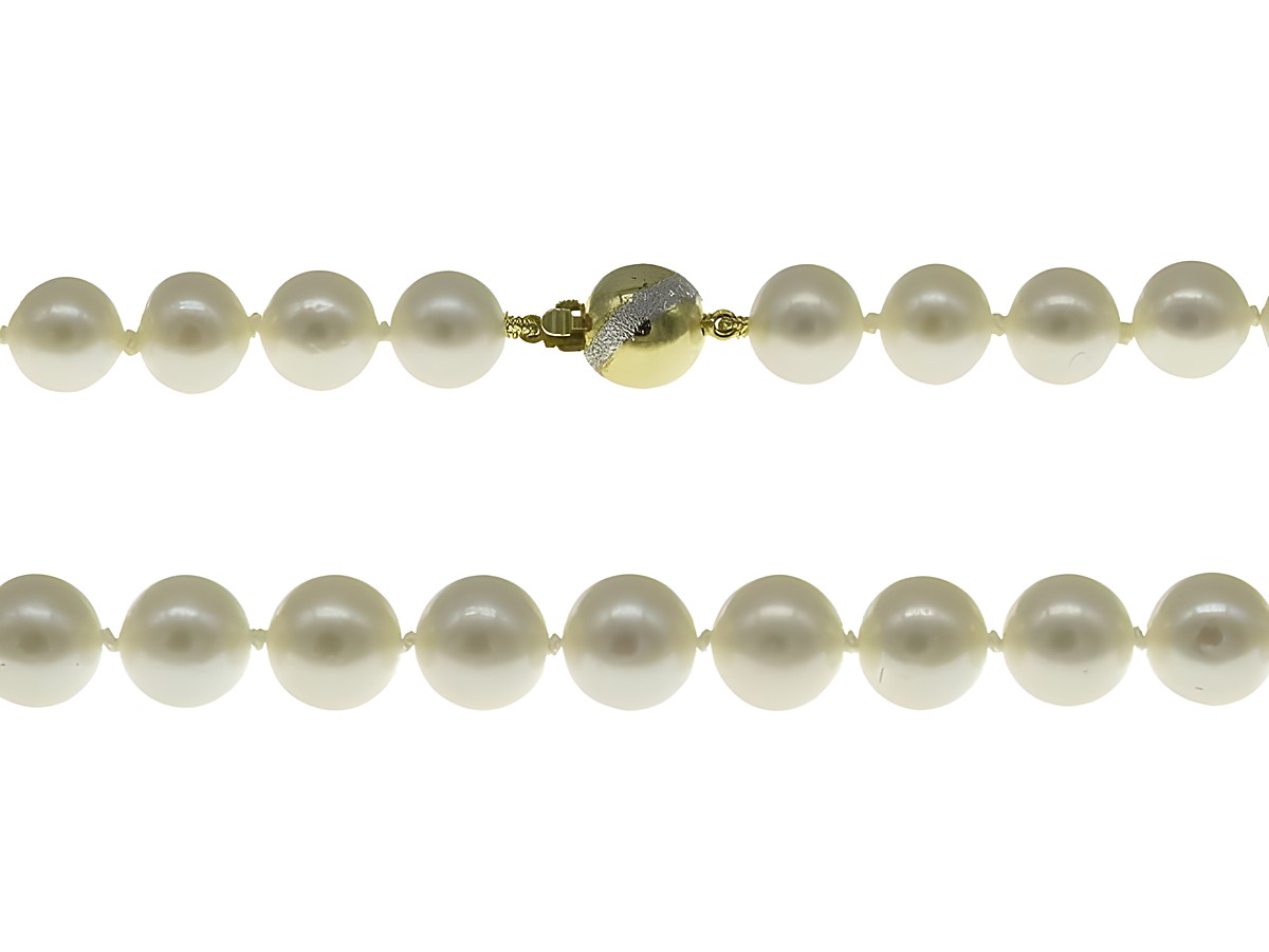 Perlenkette aus Süßwasser-Zuchtperlen in Weiß, 9,5-10 mm Durchmesser, 46 cm lang, mit klassischem Bicolor-Verschluss aus 585er Gold, Hersteller Juwelier Harnisch.