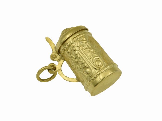 Ein goldener Bierkrug Anhänger aus 333er Gold mit detaillierter Gravur und Klappdeckel, hergestellt von Juwelier Harnisch, ideal als charmantes Accessoire.