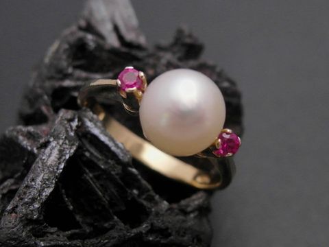 Gold Perlen Ring mit attraktiver Zuchtperle und synthetischen Rubinen, Größe 57,5, 7,4 mm, Gold 333, Hersteller Juwelier Harnisch, bis Größe 58, 18,5.