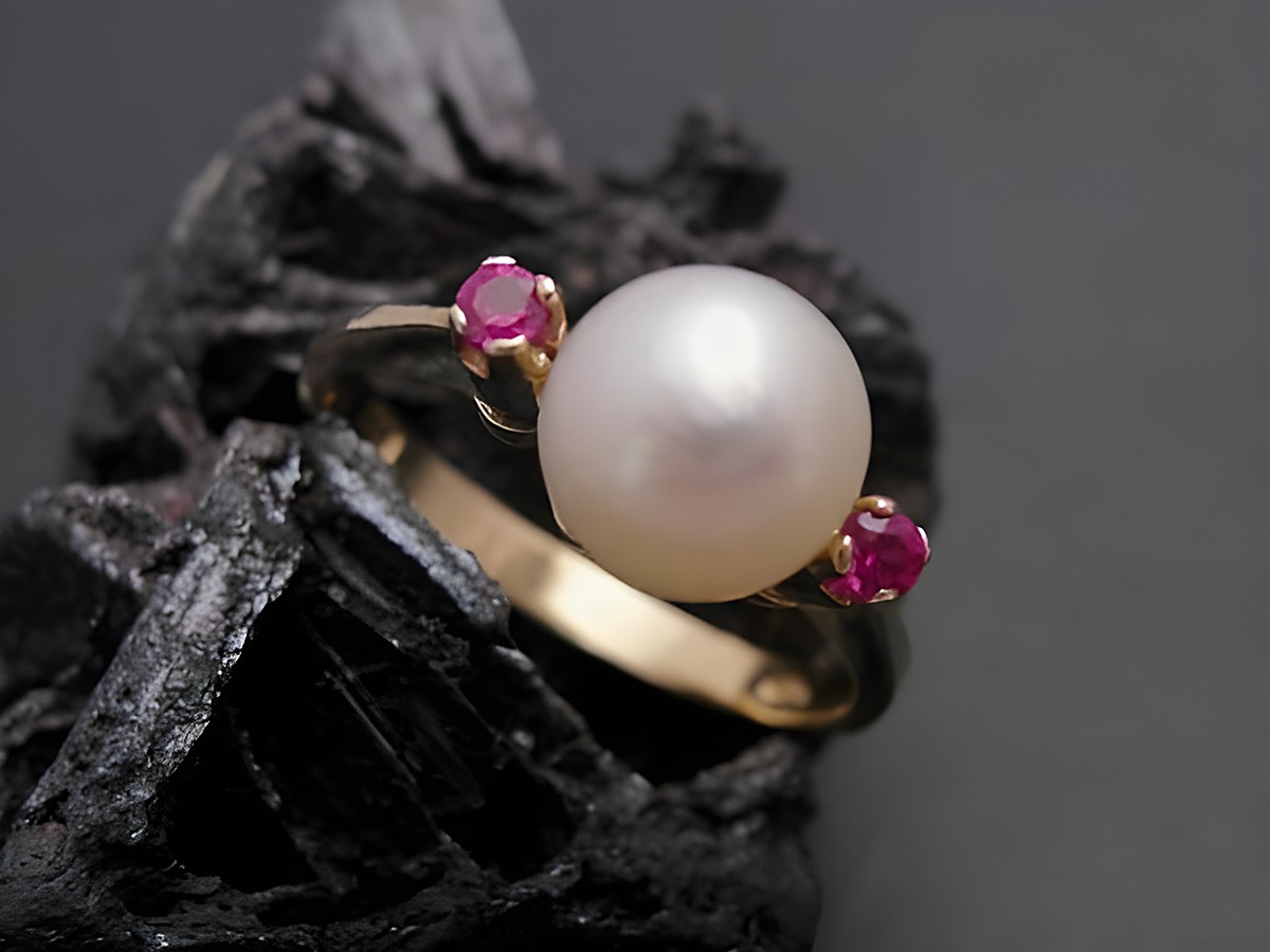 Gold Perlen Ring mit attraktiver Zuchtperle und synthetischen Rubinen, Größe 57,5, 7,4 mm, Gold 333, Hersteller Juwelier Harnisch, bis Größe 58, 18,5.