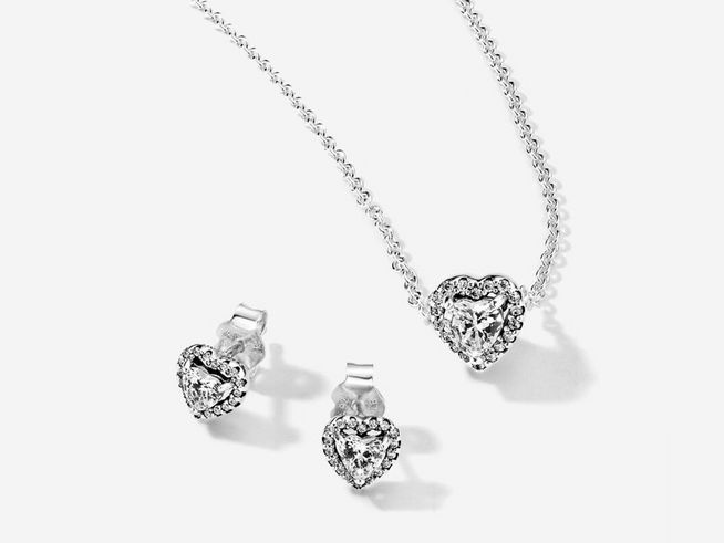 Elegantess Schmuckset von Pandora mit einem herzförmigen Anhänger und passenden Ohrringen, gefertigt aus Sterling Silber und besetzt mit weißen Zirkonia-Steinen.