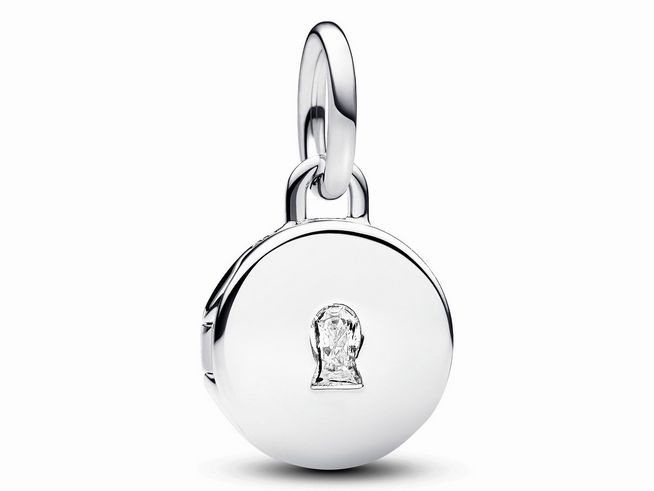 Ein aufklappbares Liebesmedaillon Charm-Anhänger aus Sterling Silber von Pandora, verziert mit klarem Zirkonia, schimmert elegant und bietet Platz für persönliche Erinnerungen.