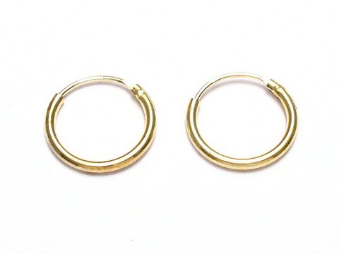Silber Creole Gold auf Silber mit einem Durchmesser von 10 mm, Hersteller Juwelier Harnisch, in Gelbgold auf Silber gefertigt, zeitloses Design für eleganten Schmuckstil.