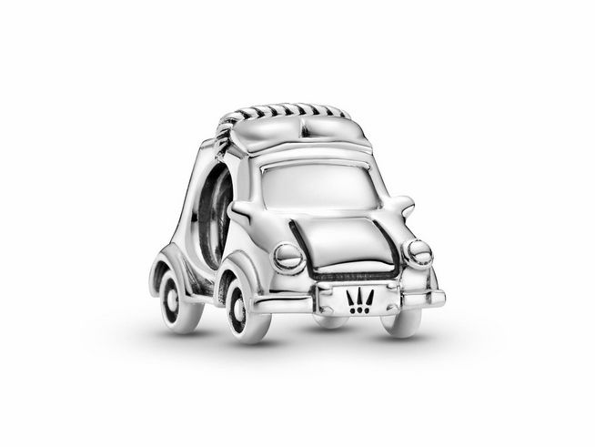 Silberner Pandora Charm in Form eines Elektroautos mit roter Emaille, detailreiche Gestaltung und vintage Anklänge, geeignet für Armbänder und persönliche Schmuckkollektionen.