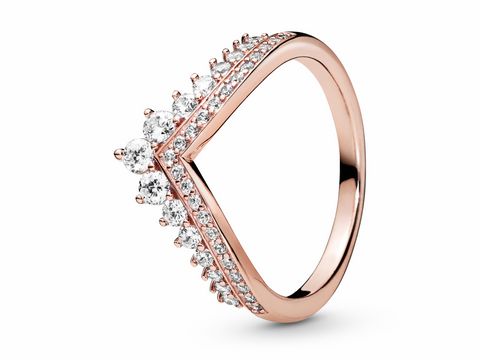 Der Pandora Ring in Roségold mit Zirkonia hat eine elegante V-Form und ist mit funkelnden Steinen verziert, ideal für besondere Anlässe. Größe 58.