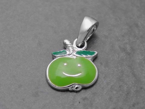 Apfel lackiert in hellgrün-grün, sterling Silber Anhänger mit lächelndem Gesicht und Blättern, Hersteller Juwelier Harnisch, geeignet für Kinder.