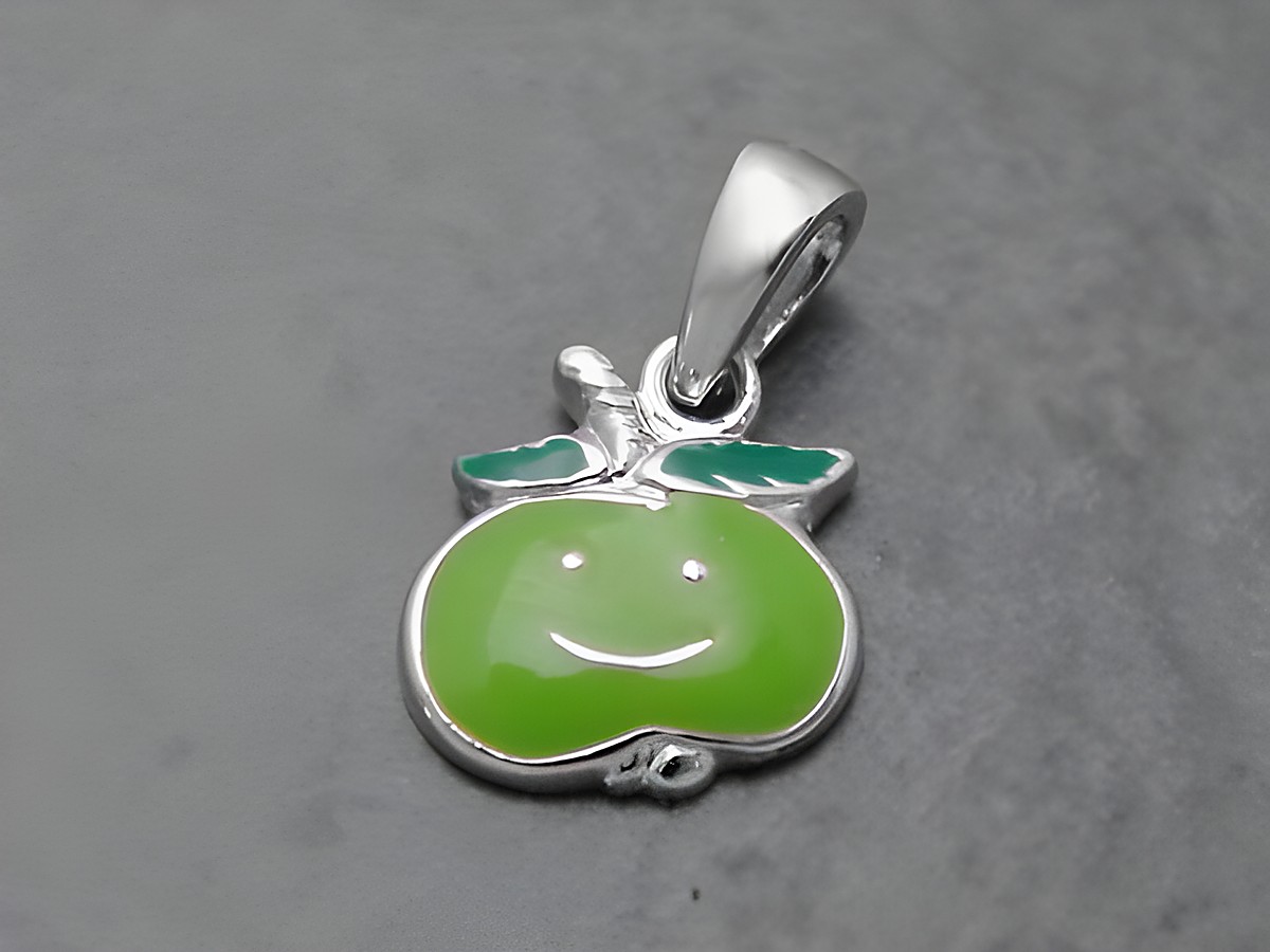 Apfel lackiert in hellgrün-grün, sterling Silber Anhänger mit lächelndem Gesicht und Blättern, Hersteller Juwelier Harnisch, geeignet für Kinder.
