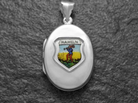 Silbermedaille mit dem Wappen von Hameln, das den Rattenfänger zeigt, gefertigt von Juwelier Harnisch in Niedersachsen. Elegantes Design für Sammler und Liebhaber.
