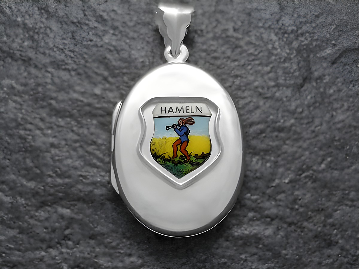 Silbermedaille mit dem Wappen von Hameln, das den Rattenfänger zeigt, gefertigt von Juwelier Harnisch in Niedersachsen. Elegantes Design für Sammler und Liebhaber.