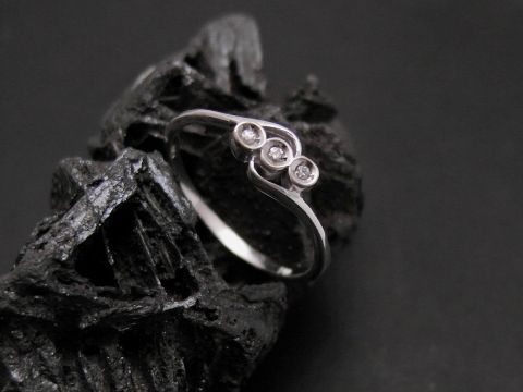 Weißgold Ring reizvoll Gold 333 mit drei Diamanten in der Größe 55 bis 56 von Juwelier Harnisch auf schwarzem Hintergrund präsentiert.