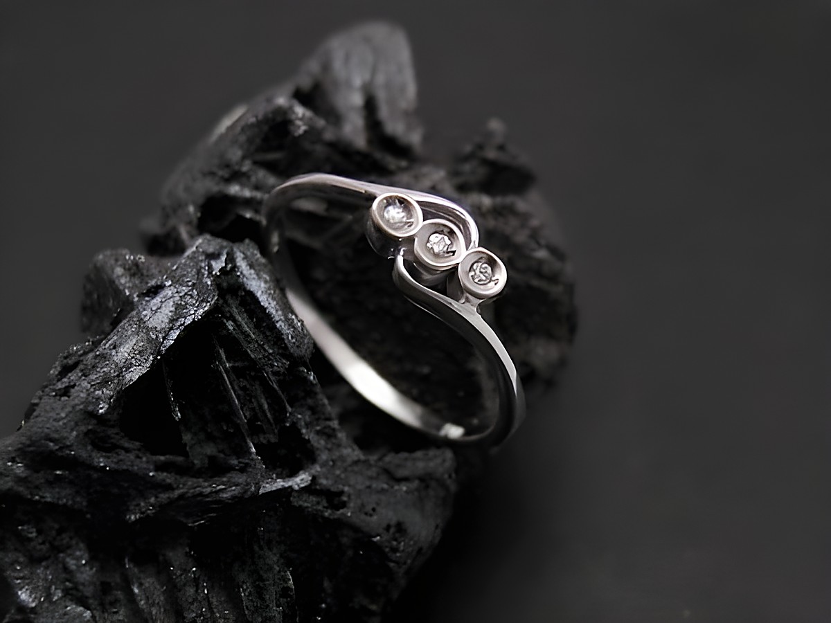 Weißgold Ring reizvoll Gold 333 mit drei Diamanten in der Größe 55 bis 56 von Juwelier Harnisch auf schwarzem Hintergrund präsentiert.