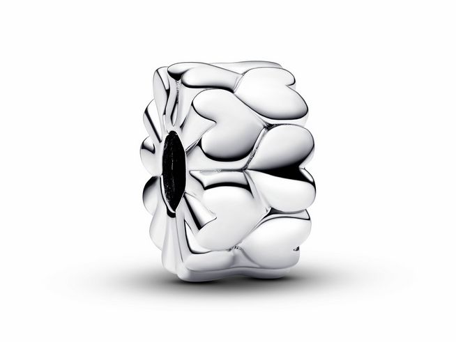 Pandora 792828C00 Herzmuster Clip Charm aus Sterling Silber mit Herzen in erhabenem Design, ideal für Armbänder und Schmuckliebhaber.