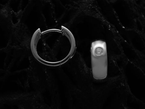 Elegante Creolen aus 1,4 cm Sterling Silber rhodiniert, poliert mit Zirkonia, Hersteller Juwelier Harnisch, bis 15 mm, schlichte und stilvolle Ohrschmuck-Option.