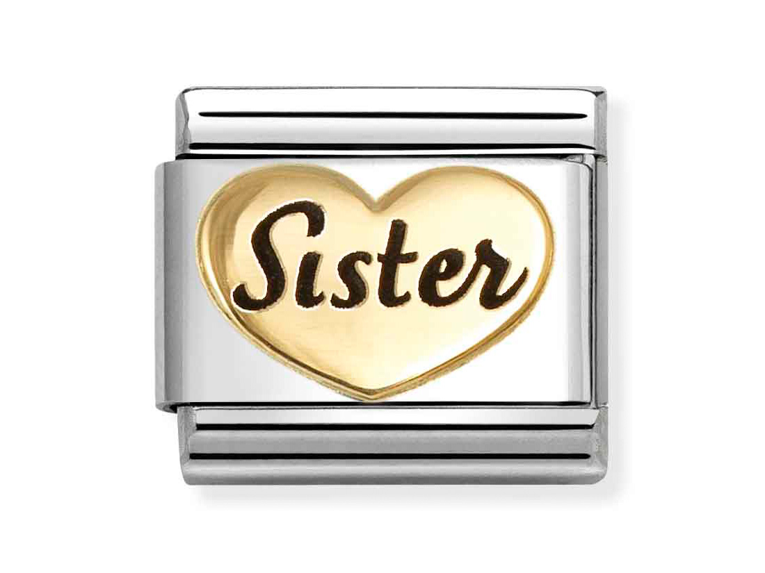 Ein silberner Charm mit einem goldenen Herz, auf dem das Wort Sister in eleganter Schriftart eingeprägt ist. Ideal für Schmuckliebhaber und perfekt als Geschenk für Schwestern.