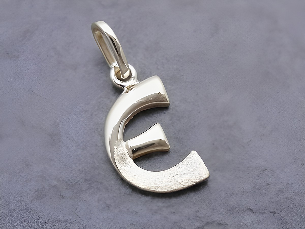 E Buchstaben Anhänger teilmattiert Gold 333 vom Hersteller Juwelier Harnisch in Form eines modernen Buchstabens E, ideal als Schmuckstück oder Geschenk.