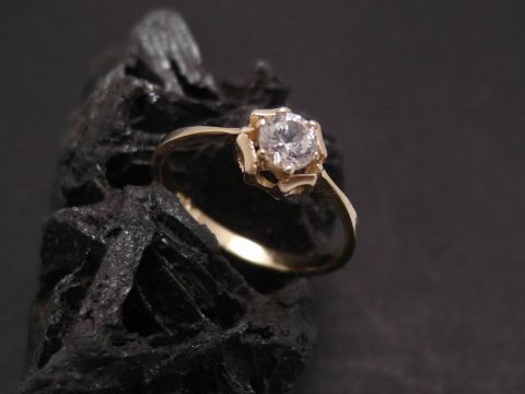 Gold Ring - zauberhaft - Gold 333 - Zirkonia - Gr. 54, Hersteller: Juwelier Harnisch, bis Gr. 54/17,5. Eleganter Ring mit funkelndem Zirkonia in goldfarbener Fassung auf schwarzem Hintergrund.