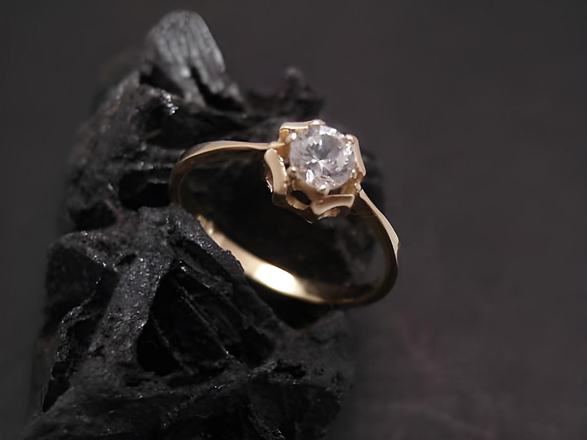 Gold Ring - zauberhaft - Gold 333 - Zirkonia - Gr. 54, Hersteller: Juwelier Harnisch, bis Gr. 54/17,5. Eleganter Ring mit funkelndem Zirkonia in goldfarbener Fassung auf schwarzem Hintergrund.