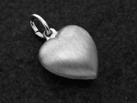 Herzanhänger rhodiniert und mattiert aus Silber, plastisch gestaltet, Hersteller Juwelier Harnisch, ideal als zierlicher Schmuck für besondere Anlässe.