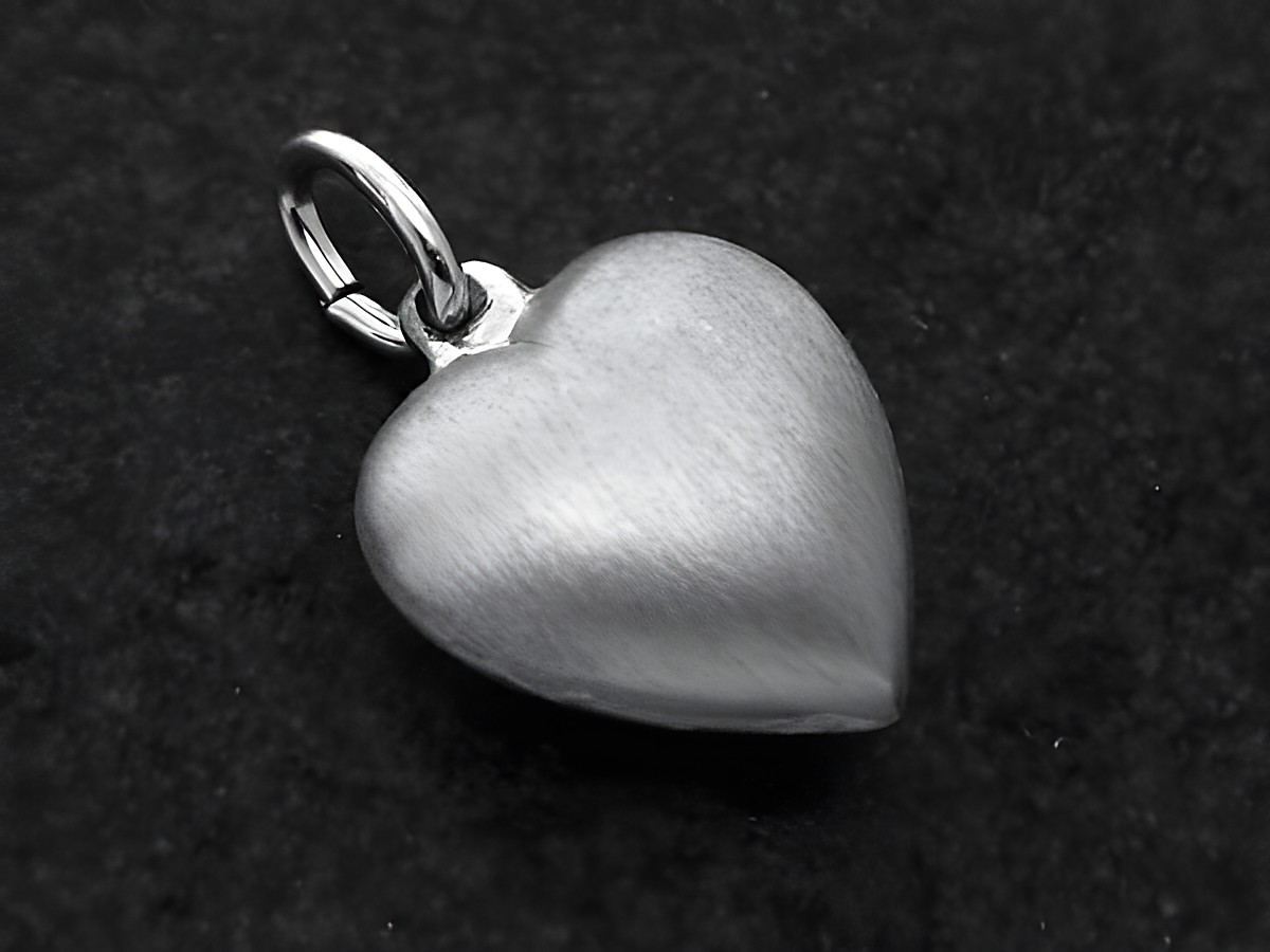 Herzanhänger rhodiniert und mattiert aus Silber, plastisch gestaltet, Hersteller Juwelier Harnisch, ideal als zierlicher Schmuck für besondere Anlässe.