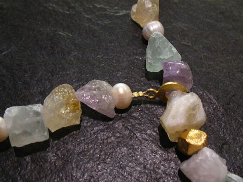 Opal Kascholong und Lava Kombination in einer 47 cm langen Steinkette mit einzigartigen farbigen Kristallen und Perlen, handgefertigt vom Juwelier Harnisch, ideal für besonderen Schmuck.